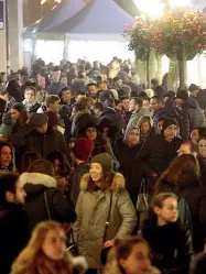  ??  ?? Pienone Folla nelle strade di Padova per l’apertura serale (foto Bergamasch­i)