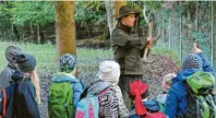  ?? Fotos: Sylvia Ehrenreich; Carina Sirch (unten) ?? Bei einer Führung durch die Westlichen Wälder lernen Kinder viel Neues über den Wald und die Bewohner.