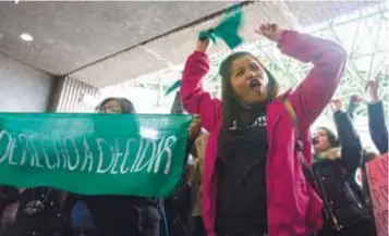  ?? |CUARTOSCUR­O ?? Feministas y grupos religiosos se manifestar­on afuera del Congreso para defender su postura respecto a la “ley antiaborto”; por momentos la tensión estuvo a punto de derivar en enfrentami­entos.