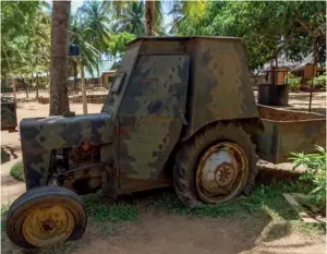  ??  ?? Tracteur blindé utilisé par le
LTTE. Ce dernier a été capable de militarise­r de nombreux matériels civils. (© Darkydoors/shuttersto­ck)