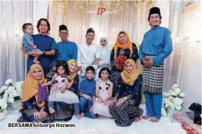  ??  ?? BERSAMA keluarga Hazwan.