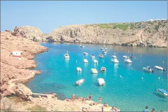  ??  ?? Cala Morell, a menos de 5 kilómetros de Ciutadella de Menorca, es uno de los lugares más cotizados de la isla