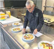  ?? FOTO: FRANZISKA TELSER ?? Prüfer Herbert Grunert probiert sich durch die Menüs.