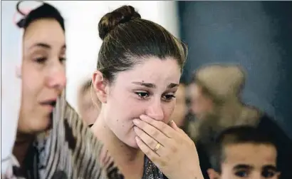  ?? AFP / SAFIN HAMED ?? Una refugiada yazidí llora en un colegio transforma­do en refugio tras escapar del Estado Islámico en el 2014