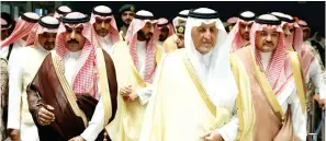  ??  ?? األمير خالد الفيصل متفقدا الخدمات في صاالت الحج بمطار الملك عبدالعزيز.