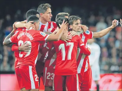  ?? FOTO: P. PUNTÍ ?? los jugadores del Girona, celebrando un gol El equipo rojiblanco no está acusando la marcha de Pablo Machín al Sevilla