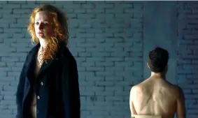  ??  ?? Di spalle Valentina Picello e, di spalle, Christian La Rosa in una scena di «Tu sei Agatha» (foto Luca Del Pia)