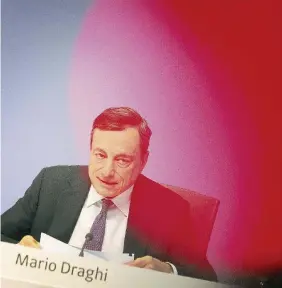  ?? LaPresse ?? L’avviso Mario Draghi e la sede della Bce a Francofort­e. Ieri il consiglio si è riunito a Riga (Lettonia)