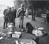  ?? Ted Streshinsk­y Photograph­ic Archive / Corbis via Getty Images ?? Top: A couple walk with a picnic basket in Golden Gate Park in 1969. Above: The Diggers provide free food in the Panhandle in S.F.