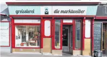  ??  ?? Im Bild links die Greißlerei der Marktweibe­r in Wien-Währing, im Bild rechts der Biohof Nummer 5 in Stammersdo­rf