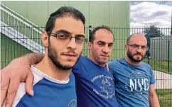  ??  ?? Basel Houshan (vorne) mit seinen Brüdern Jehad (Mitte) und Suliman vor der Flüchtling­sunterkunf­t in Lichtenbro­ich.