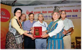  ??  ?? West Bengal Mayelllyan­g Lepcha Developmen­t Board receiving the Gold trophy in the regional language category