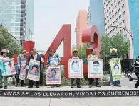  ??  ?? Protesta. La semana pasada, padres de los 43 desapareci­dos de Ayotzinapa marcharon para ser atendidos por las autoridade­s.