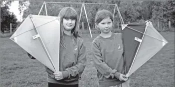 ?? B40twe05 ?? Joan McLellan and Laura Turner, kite designers from Kilmory Primary School, have entered the North Ayrshire Schools Saturday Kite Fever competitio­n that takes place in Ardrossan this weekend.