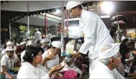  ?? ALLEX QOMARULLA/JAWA POS ?? DIGELAR EMPAT GELOMBANG: Umat Hindu dari Sidoarjo, Bali, Gresik, dan Mojokerto sembahyang bersama di Pura Jala Siddhi Amertha.