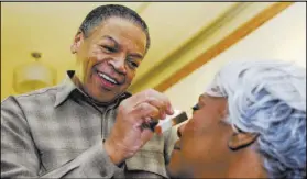  ?? ALGERINA PERNA/BALTIMORE SUN ?? Reggie Wells, who was Oprah Winfrey’s makeup artist for almost three decades, works on Dorothy Lievers, 65, in Baltimore. Wells provides free services to women in a retirement community.