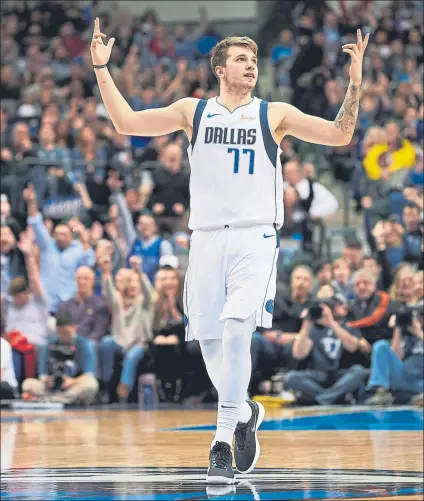  ?? FOTO: AP ?? Doncic presume tras su exhibición ante los Rockets. En la NBA ya tienen constancia de su capacidad para emerger en el momento clave