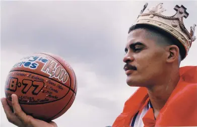  ?? Archivo ?? Georgie Torres con un balón conmemorat­ivo cuando sobrepasó los 14,000 puntos en el Baloncesto Superior Nacional.