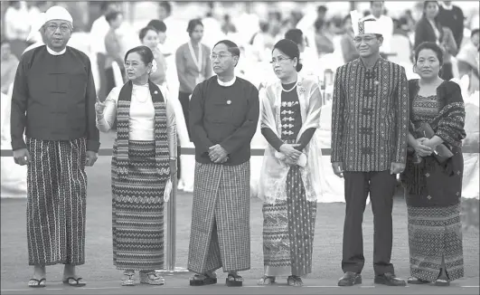  ?? REUTERS/YE AUN ?? PEMIMPIN MYANMAR DE JURE: Dari kiri, Presiden Myanmar Htin Kyaw, First Lady Su Su Lwin, Wapres Pertama Myint Swe beserta istrinya (Khin Thet Htay), dan Wapres Kedua Henry Van Thio beserta istrinya (Shwe Lwan) di Istana Presiden Naypyitaw, Myanmar,...