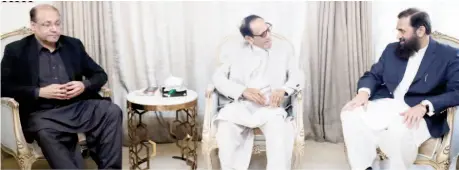  ?? ?? LAHORE: Punjab Governor Balighur Rehman meeting Pakistan Muslim League chief Chaudhry Shujaat Hussain at his residence, Provincial Minister Chaudhry Shafi Hussain is also present. — NNI