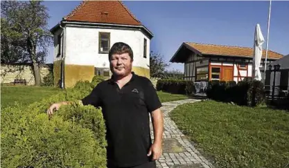  ?? Foto: Hartmut Schwarz ?? Gepflegt und sauber präsentier­t sich das „Feriendorf Kleinfahne­r“, dass Oliver Bosse, der Chef des gleichnami­gen Obstbaubet­riebes, saniert und erweitert hat. Jetzt plant er, das historisch­e Teehaus zu sanieren.