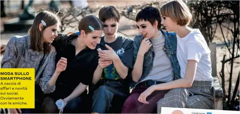  ??  ?? MODA SULLO SMARTPHONE A caccia di affari e novità sui social. Ovviamente con le amiche.