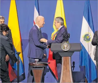  ?? CORTESÍA ?? Encuentro. El presidente Lasso saluda a su par norteameri­cano, Joe Biden, en el marco de la Cumbre.