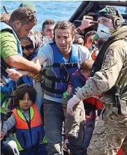  ??  ?? Rescue: UK servicemen help Med migrants