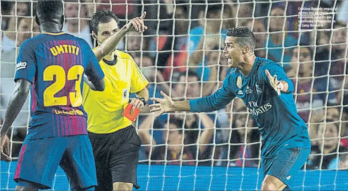  ?? FOTO: PERE PUNTÍ ?? Cristiano Ronaldo empujó al árbitro tras enseñarle éste la segunda amarilla que significab­a su expulsión en el Camp Nou en la Supercopa