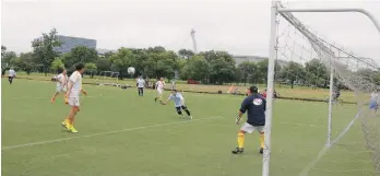  ??  ?? CA Argentinos sigue dominando el certamen para jugadores mayores de 50 años. Los bicampeone­s ganaron 7-0 al Deportivo Pereira con cuatro goles de Galo Altamirano.