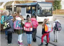  ?? Foto: dpa/Bernd Wüstneck ?? Der Schulbus kommt zur Warnowschu­le in Papendorf