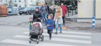  ?? SZ-FOTO: GÖTZ ?? Als viel zu gefährlich stufen Eltern den Zebrastrei­fen an der Biberacher Straße ein.