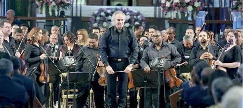  ?? F.E. ?? José Antonio Molina, director de la Orquesta Sinfónica Nacional, durante su participac­ión en el tradiciona­l Concierto Altagracia­no que auspicia el Banco Popular.