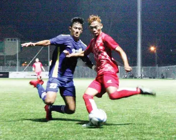  ?? — Photo courtesy of Desmond Qwek ?? IN TOP FORM: Flanker Ariusdius Jais (right) scores to help Sabah to a 1-1 draw against Penang and a place in today’s quarter-finals.