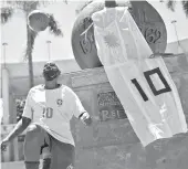  ??  ?? EN LOS EXTREMOS DEL ATLáNTICO. En Río de Janeiro aficionado­s han honrado a Maradona, al igual que el astro Leo Messi, quien en Barcelona guardó un minuto de silencio antes del entrenamie­nto con los blaugranas.