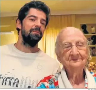  ?? INSTAGRAM ?? Miguel Ángel Muñoz y su Tata de 95 años, con la que pasa la cuarentena y graba vídeos virales.