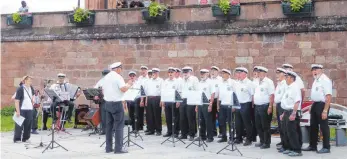  ?? FOTO: PR ?? Der Seemannsch­or verabschie­det sich mit einem kleinen Konzert vor der Kathedrale