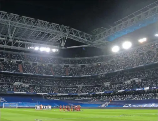  ?? / GETTY ?? Vista general del Bernabéu durante el minuto de silencio que se guardó antes del partido por las víctimas de la covid.