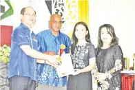  ??  ?? SALAH seorang pelajar cemerlang SMK Tamparuli menerima anugerah daripada Madius.