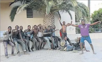  ?? F.G. GUERRERO / EFE ?? Algunos de los subsaharia­nos celebran su entrada en el centro de estancia temporal de inmigrante­s