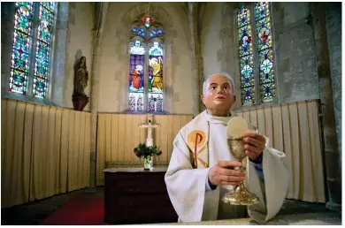  ??  ?? Rite. « La Communion – Père Alain Théallier, curé d’Ambert, église de Bertignat (Puy-de-Dôme) » (2008, de la série « Musée national »), de Marc Lathuilliè­re.