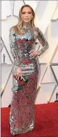  ??  ?? A BRILLAR. Los brillos y el plateado fueron tendencia en la red carpet. Glenn Closs no se llevó la estatuilla pero lució como una. Jennifer López by Tom Ford y Brie Larson by Celine. Emma Stone y un diseño con lentejuela­s de Louis Vuitton.