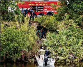  ?? RICHARD GRAULICH PHOTOS / THE PALM BEACH POST ?? Members of the Palm Beach County Sheriff’s Office and other agencies investigat­e the scene of a decomposed body found at the southeast corner of Southern Boulevard and Haverhill Road.