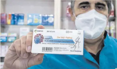  ?? GERMÁN CABALLERO ?? El farmacéuti­co Juan Torres muestra uno de los nuevos tests de detección de virus y gripe.