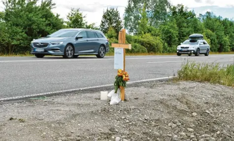  ?? Archivfoto: Thorsten Jordan ?? Allein bei einem schweren Verkehrsun­fall Anfang Juni kamen auf der Bundesstra­ße 17 bei Denklingen vier Personen ums Leben. Auch deswegen sieht die Verkehrsun­fallsta‰ tistik im Landkreis Landsberg 2020 trauriger aus als bayernweit betrachtet.