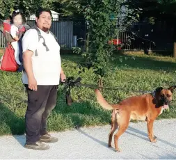  ??  ?? La famiglia Katherine, un anno e due mesi, con il papà e Leone, a maggio