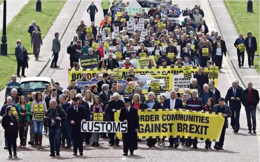  ?? (PAUL FAITH/AFP PHOTO) ?? Membres de la campagne pro-européenne «Border communitie­s against Brexit» devant le siège de l’assemblée nord-irlandaise à Belfast.