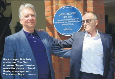  ?? FM4811733 ?? Rock of ages: Bob Solly and former The Clash drummer ‘Topper’ Headon reveal the plaque to David Bowie, who played with The Manish Boys