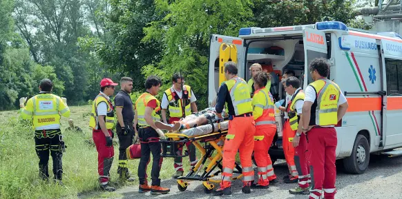  ?? (Bennati) ?? Emergenza I primi soccorsi al giovane caduto nell’Adda mentre era in compagnia di alcuni amici. Il corpo è stato avvistato dall’elicottero del 118