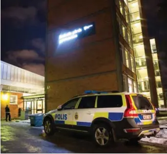  ?? FOTO: LINDA GREN ?? SORG. Så här såg det ut på Enskede gårds gymnasium några timmar efter knivdådet som slutade med att en 17-årig pojke avled.